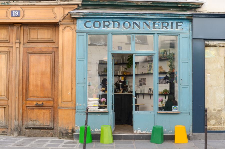 Vitrine d'une cordonnerie à Paris