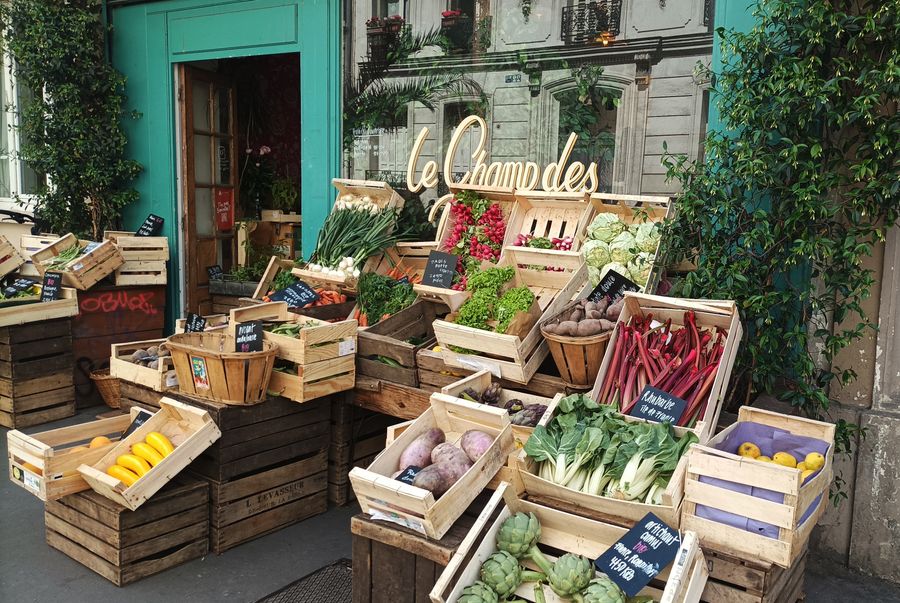 Une épicerie avec ses fruits et légumes en devanture à Paris