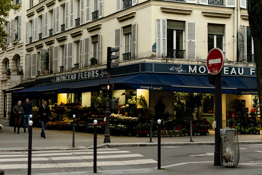 Une boutique de fleurs au coin d'une rue à Paris