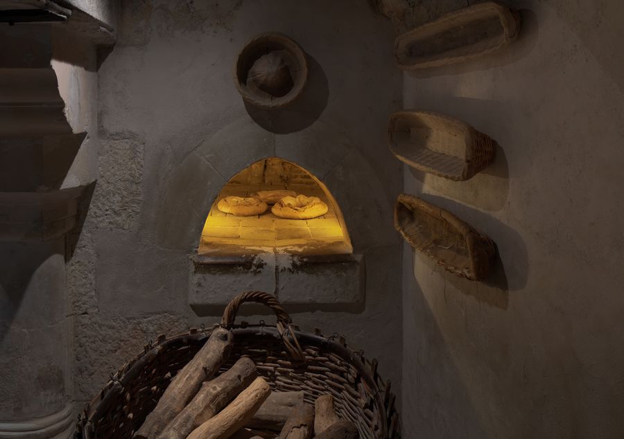 Pain qui cuit dans un four à pierre traditionnel