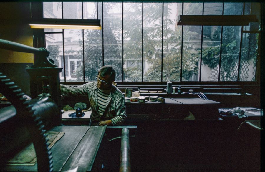 Un artisan imprimeur sur une presse ancienne à Paris