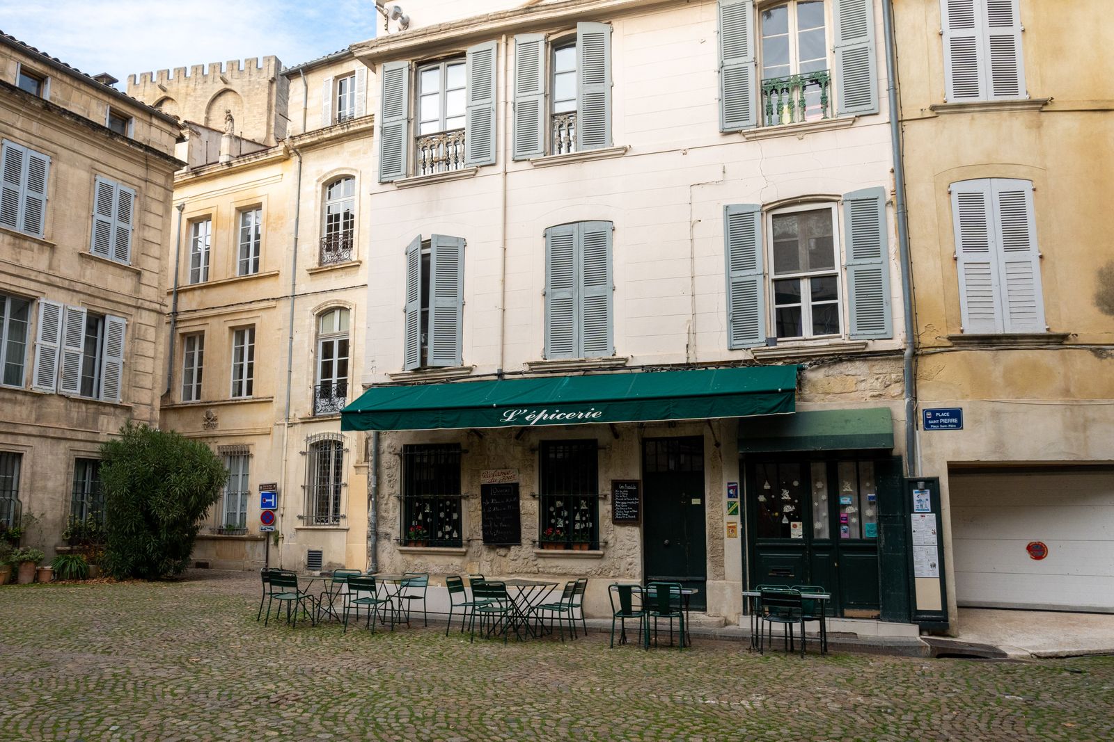 Une terrasse de café calme dans une cour à Avignon